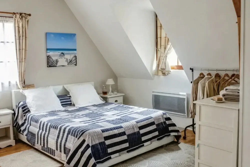 Chambre élégante d'un logement de caractère