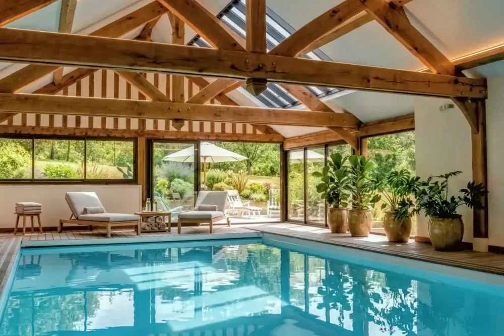 Piscine intérieure chauffée d'une maison d'hôtes que nous accompagnons